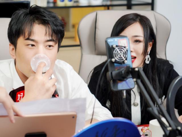 辛巴燕窝事件后续，公司团队陆续解封复出，徒弟蛋蛋将扛大旗直播