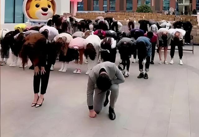 辛巴百天后下跪宣布回归，燕窝事件就这么过去了？消费者答应吗？