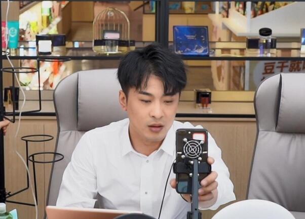 燕窝事件过去四个月后，辛巴带领公司全体主播，鞠躬跪地宣布复出