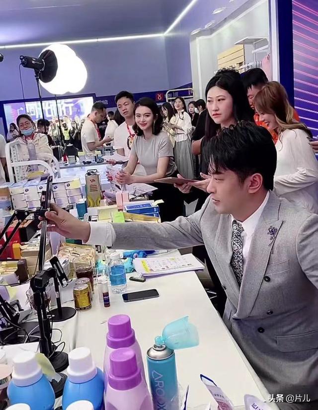 辛巴复出被赞影帝，不提糖水燕窝事件，卖力直播带货捞金