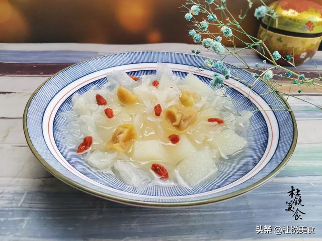 它是真正的“平民燕窝”，搭配雪梨熬成羹，春天常喝滋润肺燥
