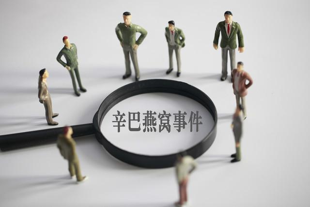 燕窝事件被罚90万后，消失100天的辛巴下跪致歉，复出惹争议