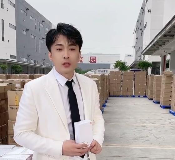 辛巴“假燕窝”事件后，下跪高调宣布复出，央媒说了句公道话