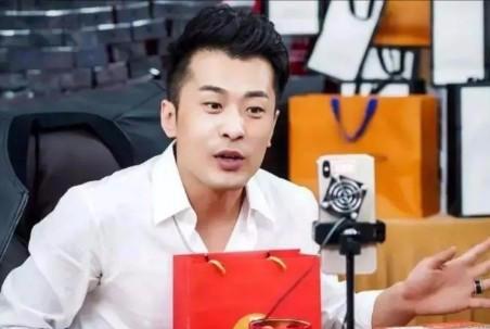 燕窝事件影响消失，辛巴高调回归率众下跪，仍有粉丝感动力挺